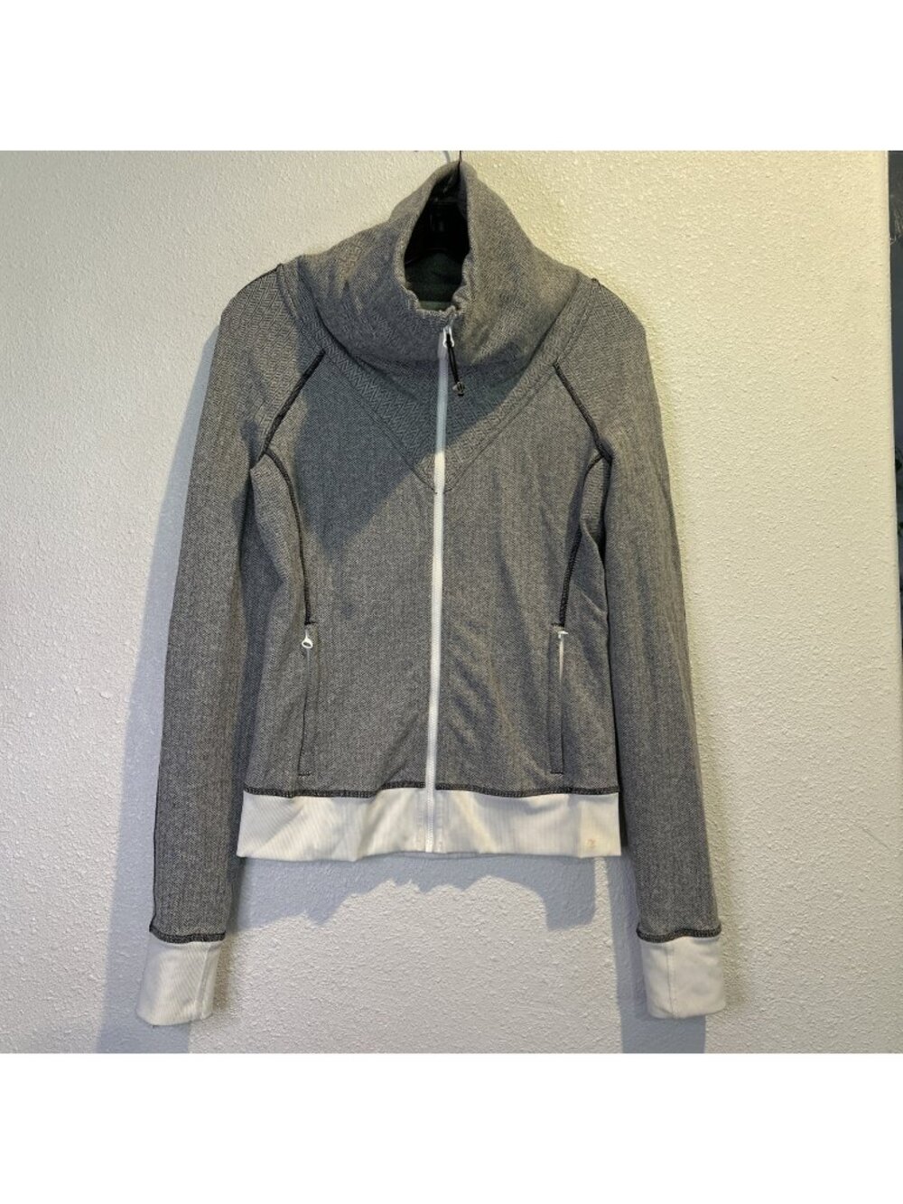 Lululemon Be Present Full Zip Jacket in Heathered Gray Herringbone Size 8